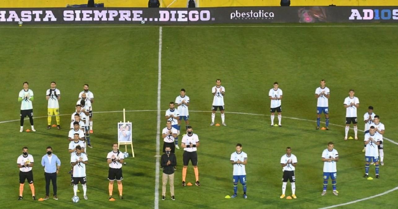 В Аргентине футболисты создали яркое шоу в память о Марадоне: видео