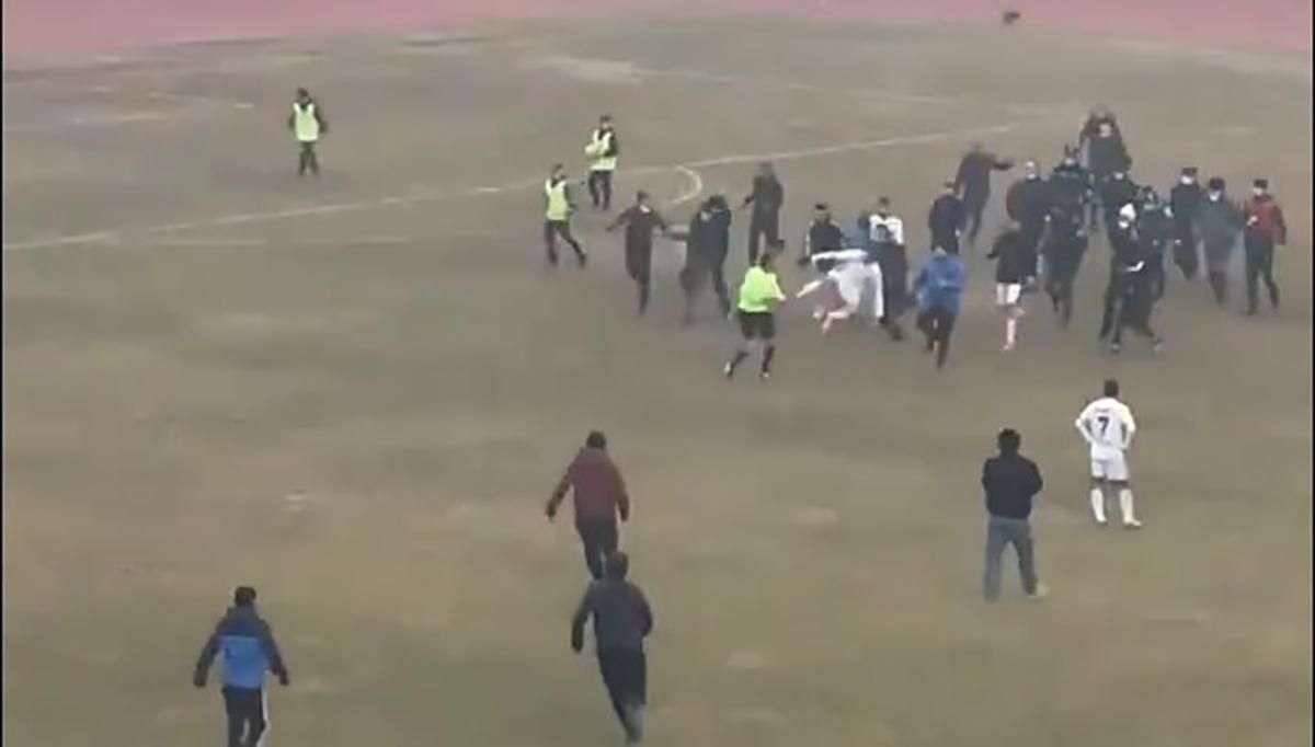 Ногами у стрибку в груди арбітру: футбольний матч в Узбекистані закінчився побоїщем – відео