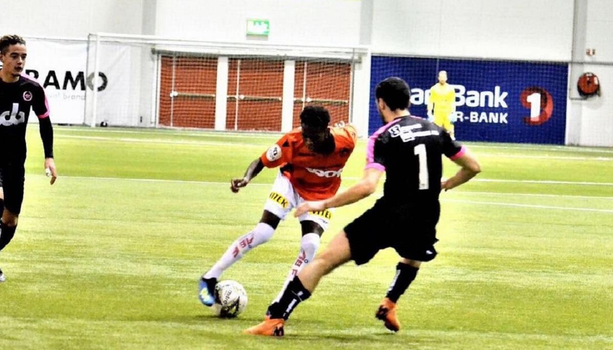 У Норвегії гравець чудо-фінтом познущався над двома суперниками: шалене відео У Норвегії гравець чудо-фінтом познущався над двома суперниками: шалене відео