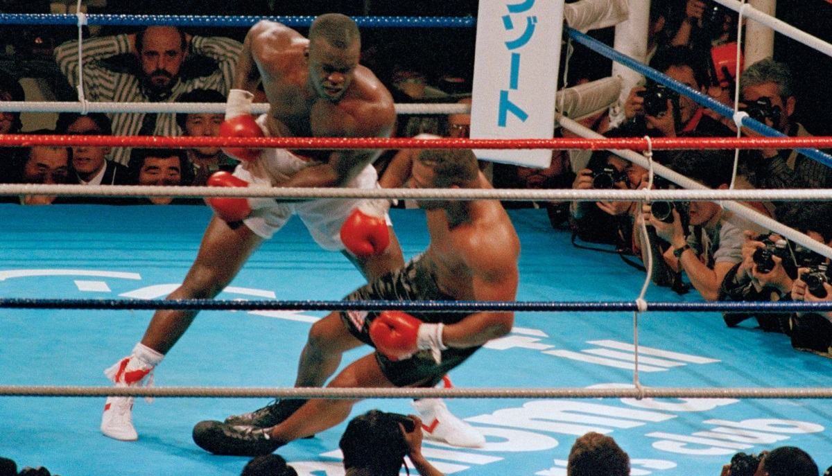 Боксер, який завдав першої поразки Тайсону, хоче провести реванш із "Залізним Майком"