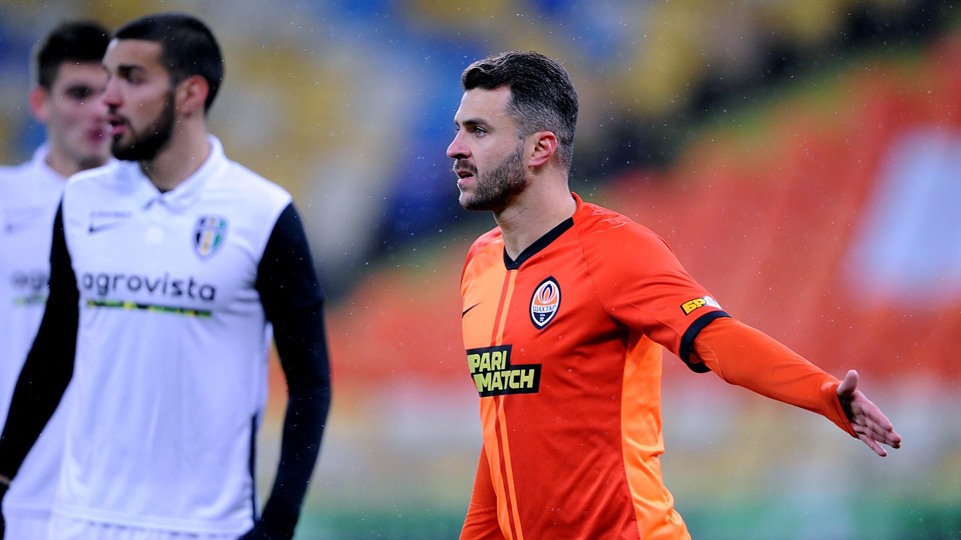 Футболистам Динамо и Шахтера Забарному и Мораесу сократили дисквалификации Футболистам Динамо и Шахтера Забарному и Мораесу сократили дисквалификации