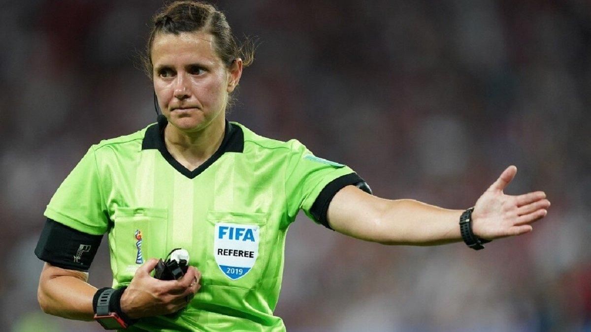 Арбітриня Монзуль потрапила у курйоз у своєму дебютному матчі в ЛЄ: відео Арбітриня Монзуль потрапила у курйоз у своєму дебютному матчі в ЛЄ: відео