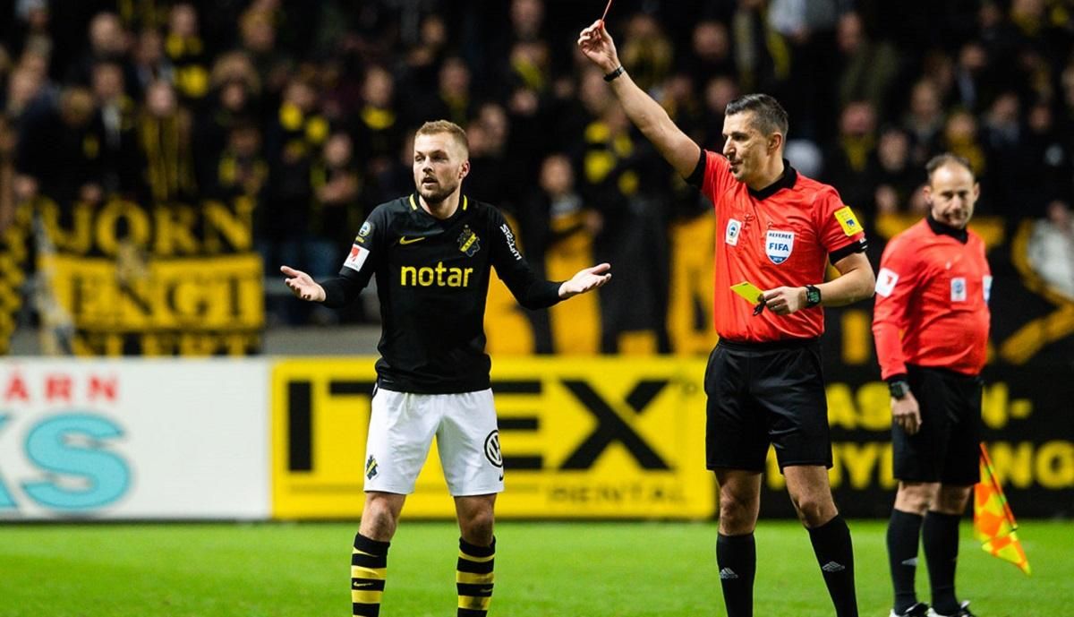 Хитрости нет предела: игрок сорвал атаку соперника благодаря второму мячу на поле – видео Хитрости нет предела: игрок сорвал атаку соперника благодаря второму мячу на поле – видео