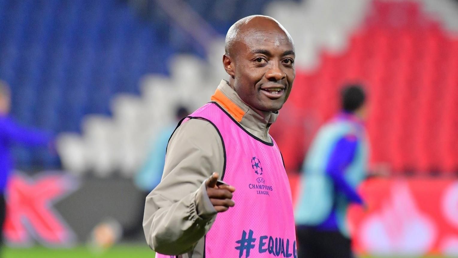 Скандал в матчі ПСЖ – Башакшехір: помічник тренера назвав арбітрів "циганами" Скандал в матчі ПСЖ – Башакшехір: помічник тренера назвав арбітрів "циганами"