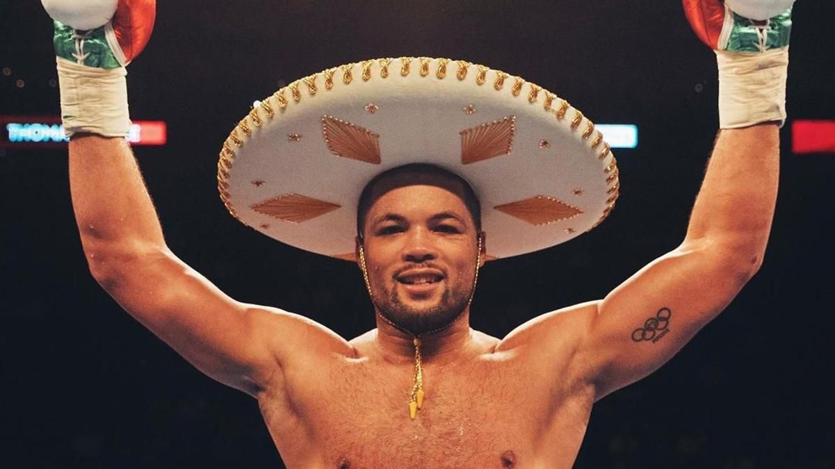 Усик под елкой: Джо Джойс "написал письмо" Санта Клаусу – фото Усик под елкой: Джо Джойс "написал письмо" Санта Клаусу – фото