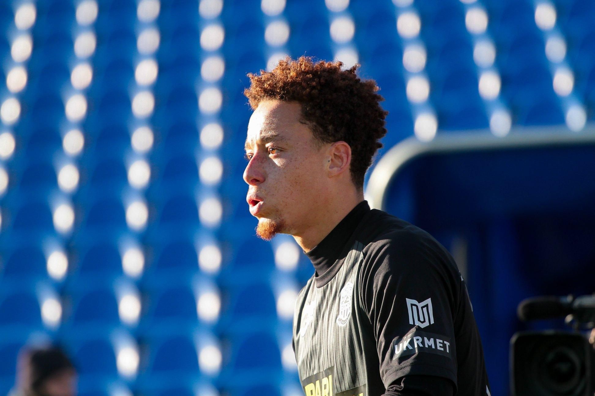 Гравець Олімпіка пообіцяв пофарбувати волосся у рожевий колір, якщо заб'є гол у ворота Львова Гравець Олімпіка пообіцяв пофарбувати волосся у рожевий колір, якщо заб'є гол у ворота Львова