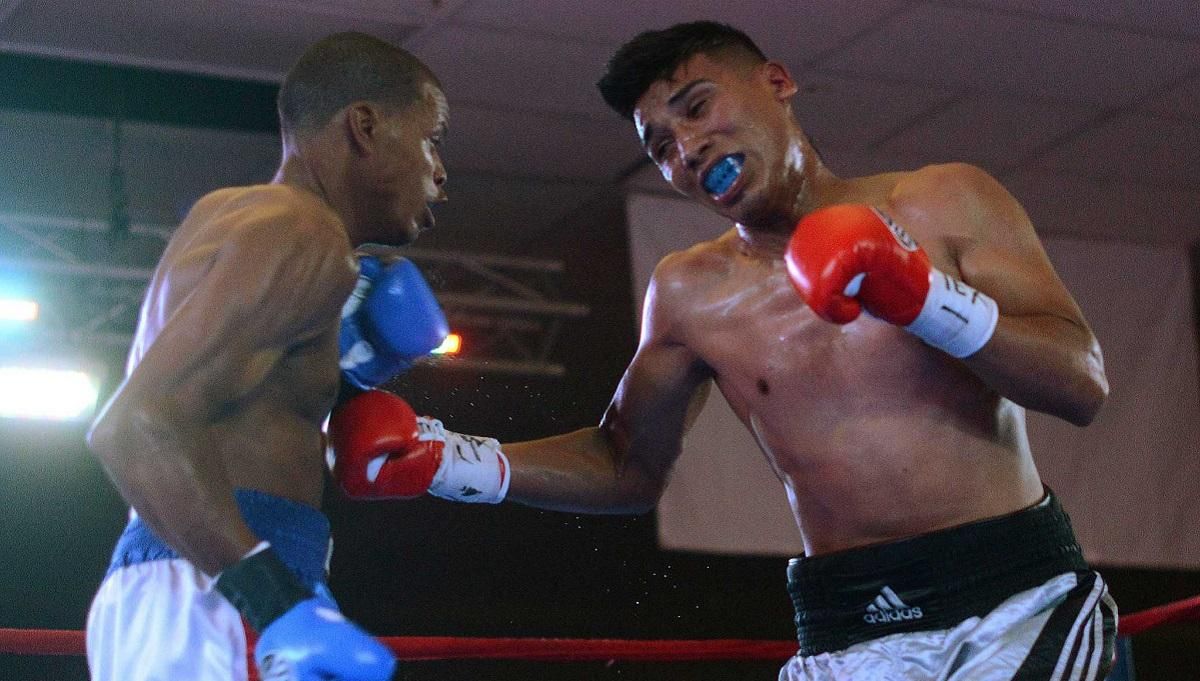 Мексиканец грубо нокаутировал земляка с окровавленным лицом: видео Мексиканец грубо нокаутировал земляка с окровавленным лицом: видео