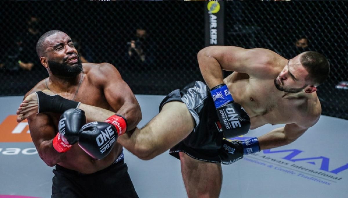 Сербский боец ударом с разворота в челюсть отправил соперника в нокаут: видео Сербский боец ударом с разворота в челюсть отправил соперника в нокаут: видео