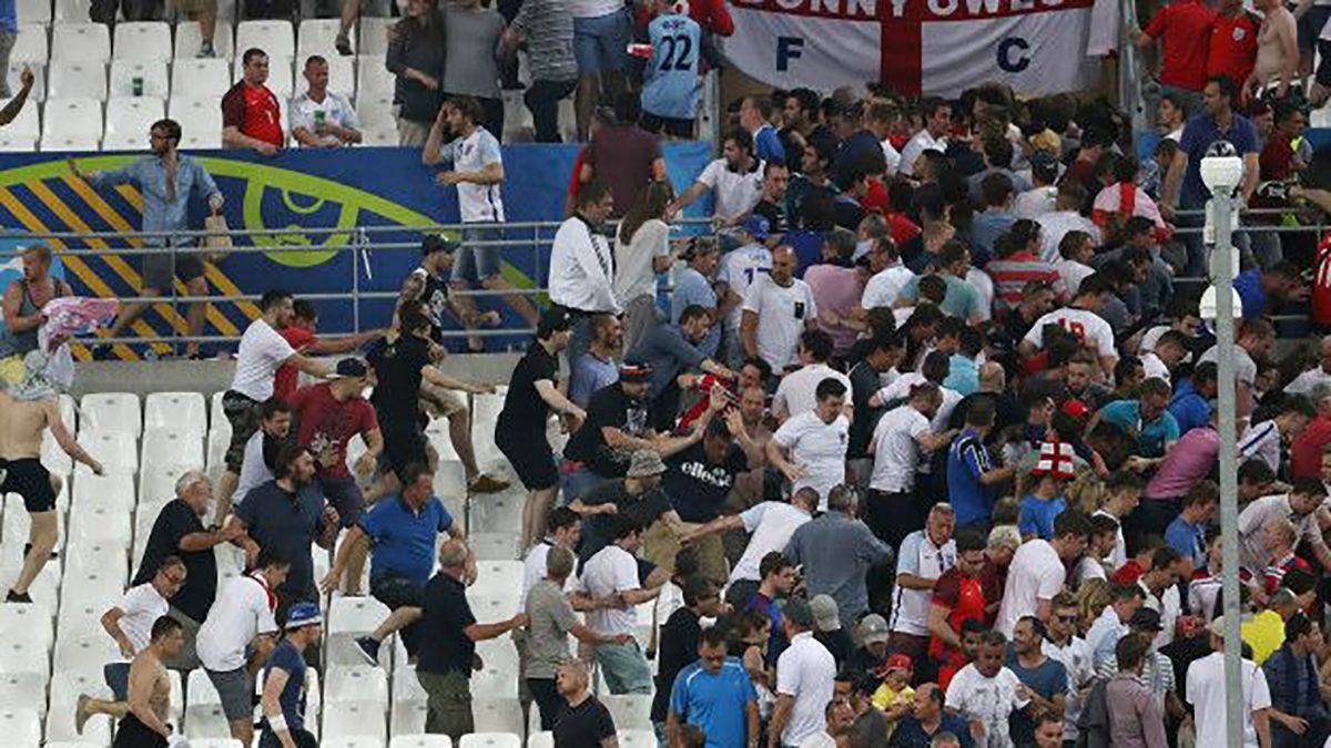 Два російські фанати отримали тюремні терміни за бійку на Євро-2016 Два російські фанати отримали тюремні терміни за бійку на Євро-2016