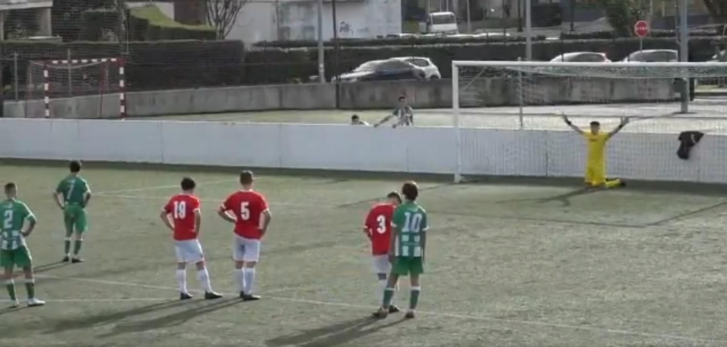 В Іспанії голкіпер стоячи на колінах та спиною до суперника відбив два пенальті: відео