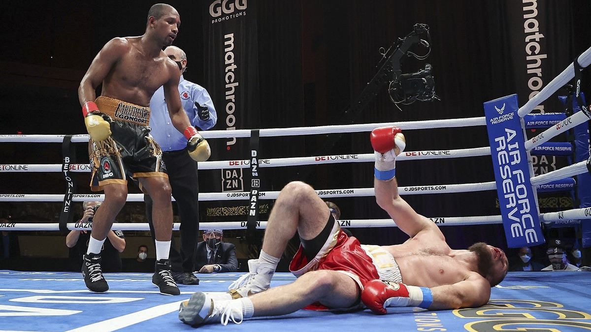 Эквадорский боксер Гонгора, проигрывая бой, вырвал победу нокаутом: видео