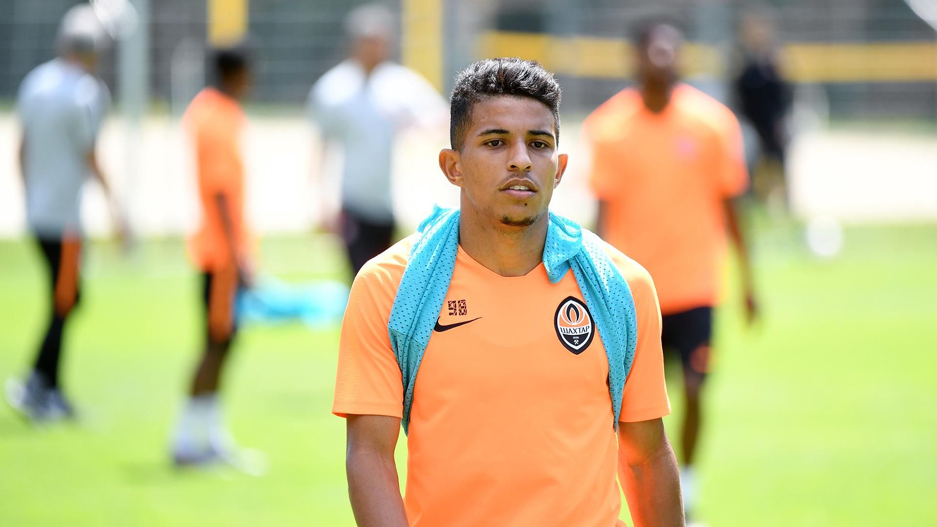 Футболіст Шахтаря у відпустці допоміг дітям з покупкою одягу: фото підкорило інтернет Футболіст Шахтаря у відпустці допоміг дітям з покупкою одягу: фото підкорило інтернет