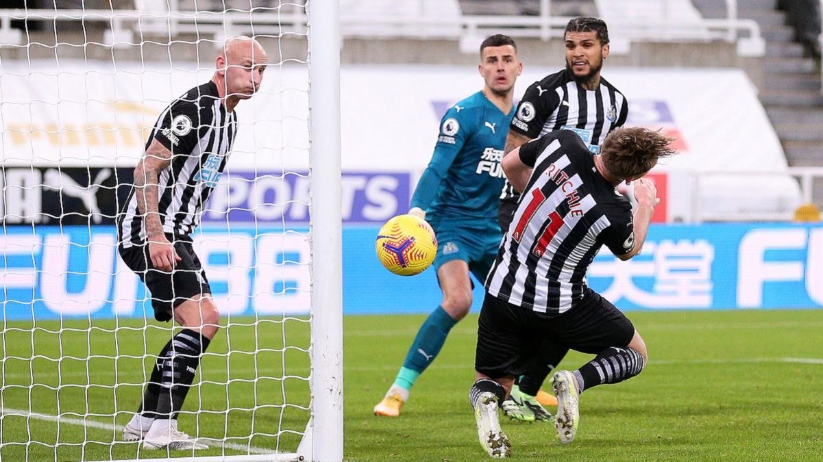 Ляп року: як футболіст Фулхема обличчям забив гол у власні ворота – кумедне відео Ляп року: як футболіст Фулхема обличчям забив гол у власні ворота – кумедне відео