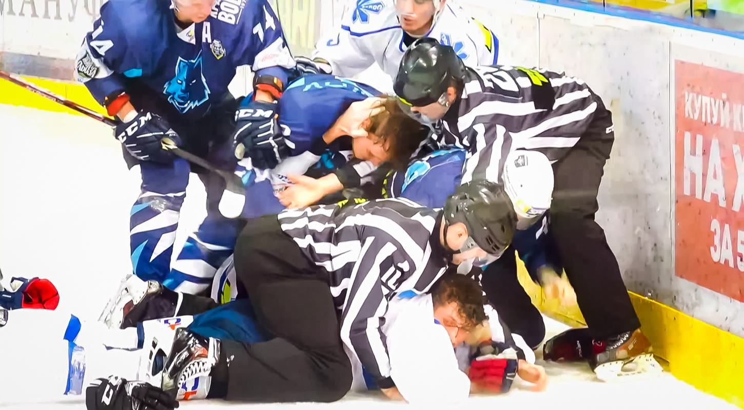 Киевские хоккеисты устроили массовую драку во время матча: видео