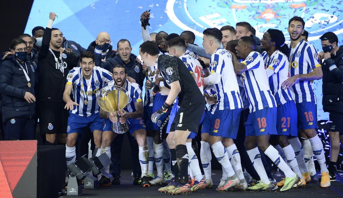 Море шампанського та облитий тренер: Порту відсвяткував перемогу у Суперкубку Португалії – відео Море шампанського та облитий тренер: Порту відсвяткував перемогу у Суперкубку Португалії – відео