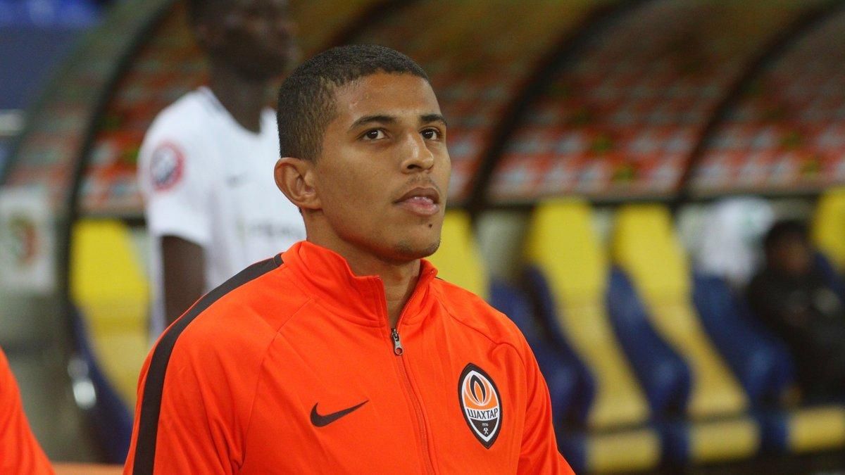 Легионер Шахтера трогательно поздравил с Рождеством нуждающихся в Бразилии: фото Легионер Шахтера трогательно поздравил с Рождеством нуждающихся в Бразилии: фото