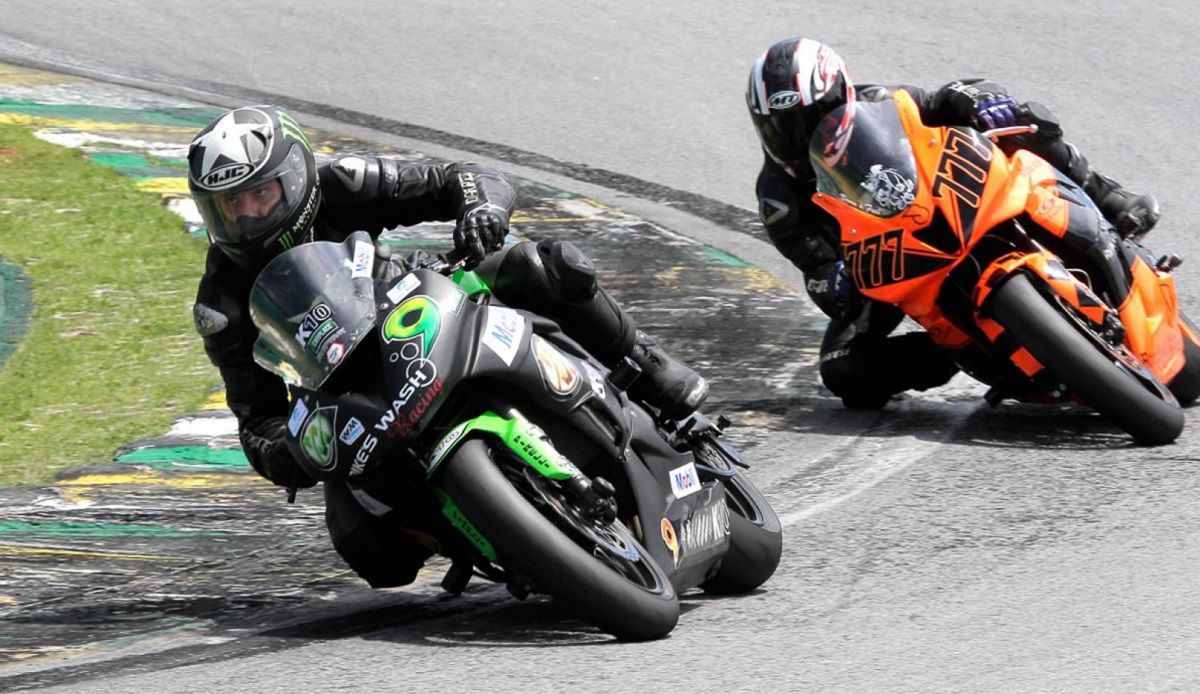 Как мотогонщик бессмысленно потерял победу из-за поспешного празднования успеха: видео Как мотогонщик бессмысленно потерял победу из-за поспешного празднования успеха: видео