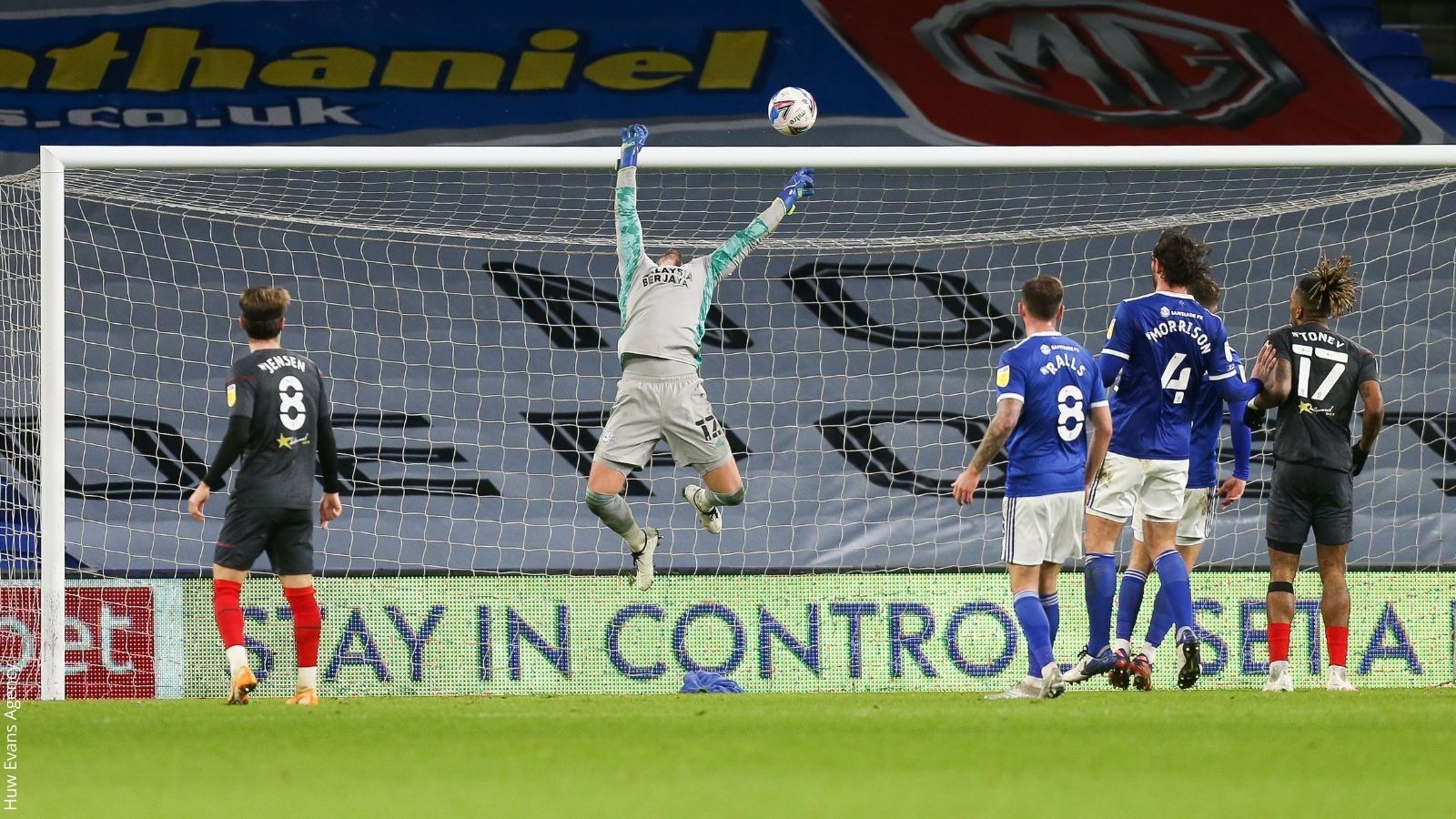 Футболист Кардиффа Уилл Волкс забил гол со своей половины поля: видео Футболист Кардиффа Уилл Волкс забил гол со своей половины поля: видео