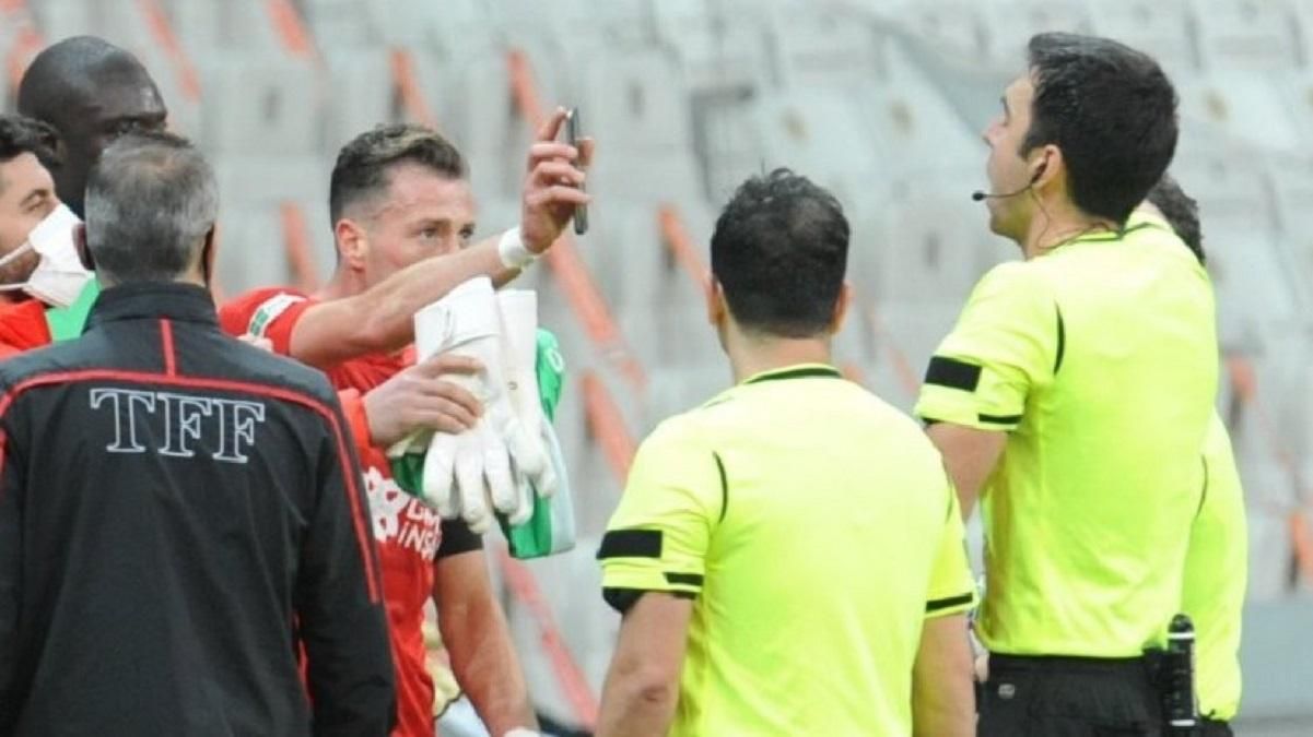 В Турции футболиста удалили за попытку показать судьи повтор с телефона: видео курьеза