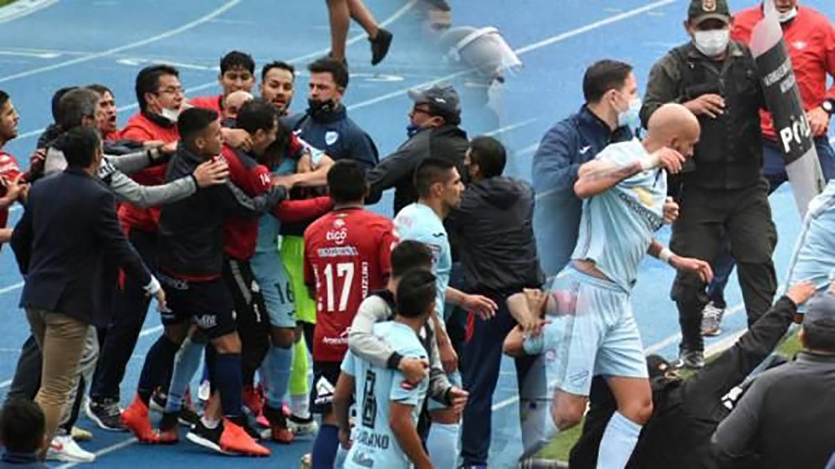 Футболисты устроили массовую драку во время матча: дрались, дразнились и бросались мячами –видео Футболисты устроили массовую драку во время матча: дрались, дразнились и бросались мячами –видео