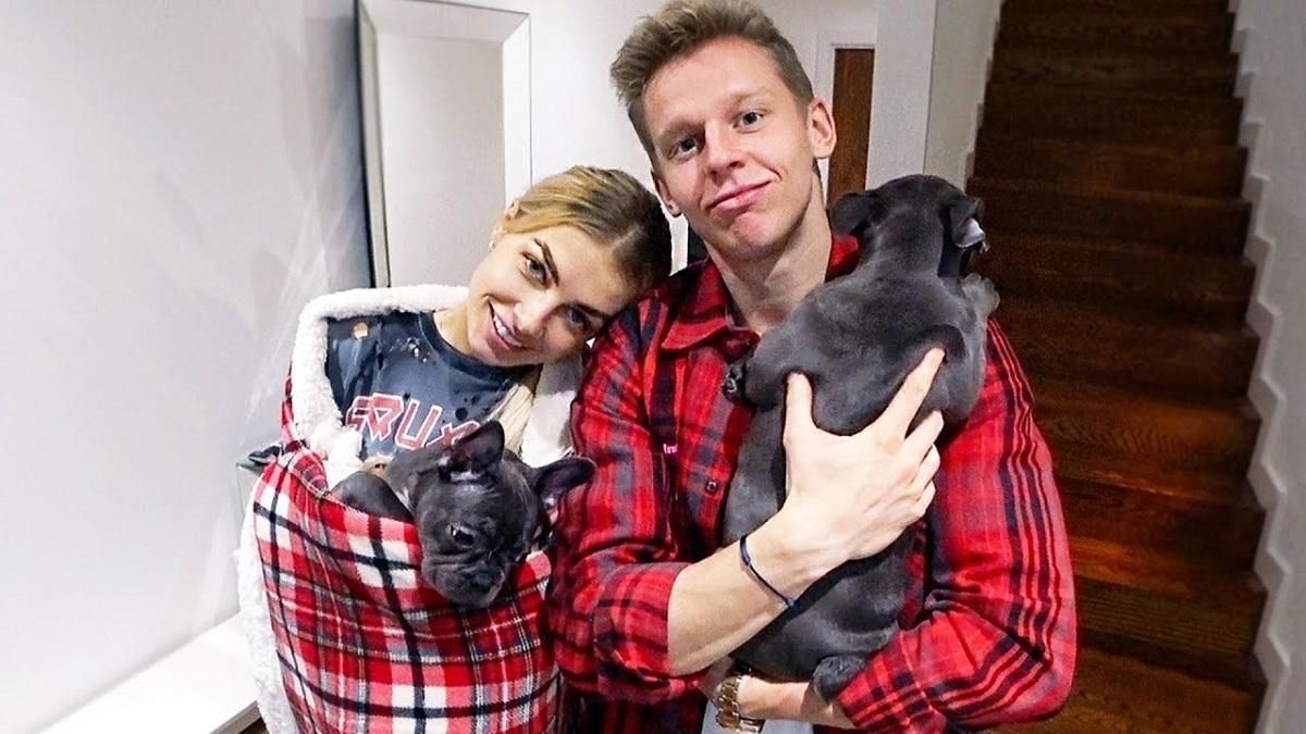 Третий лишний: жена Зинченко забавно выселила игрока из постели и выбрала собаку – фото Третий лишний: жена Зинченко забавно выселила игрока из постели и выбрала собаку – фото
