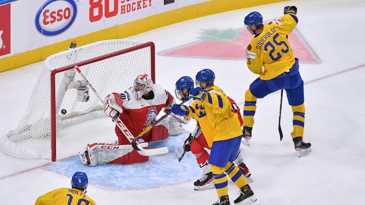 Прокинул себе между ногами и пробил: шведский хоккеист дважды забил красивый гол МЧС – видео Прокинул себе между ногами и пробил: шведский хоккеист дважды забил красивый гол МЧС – видео