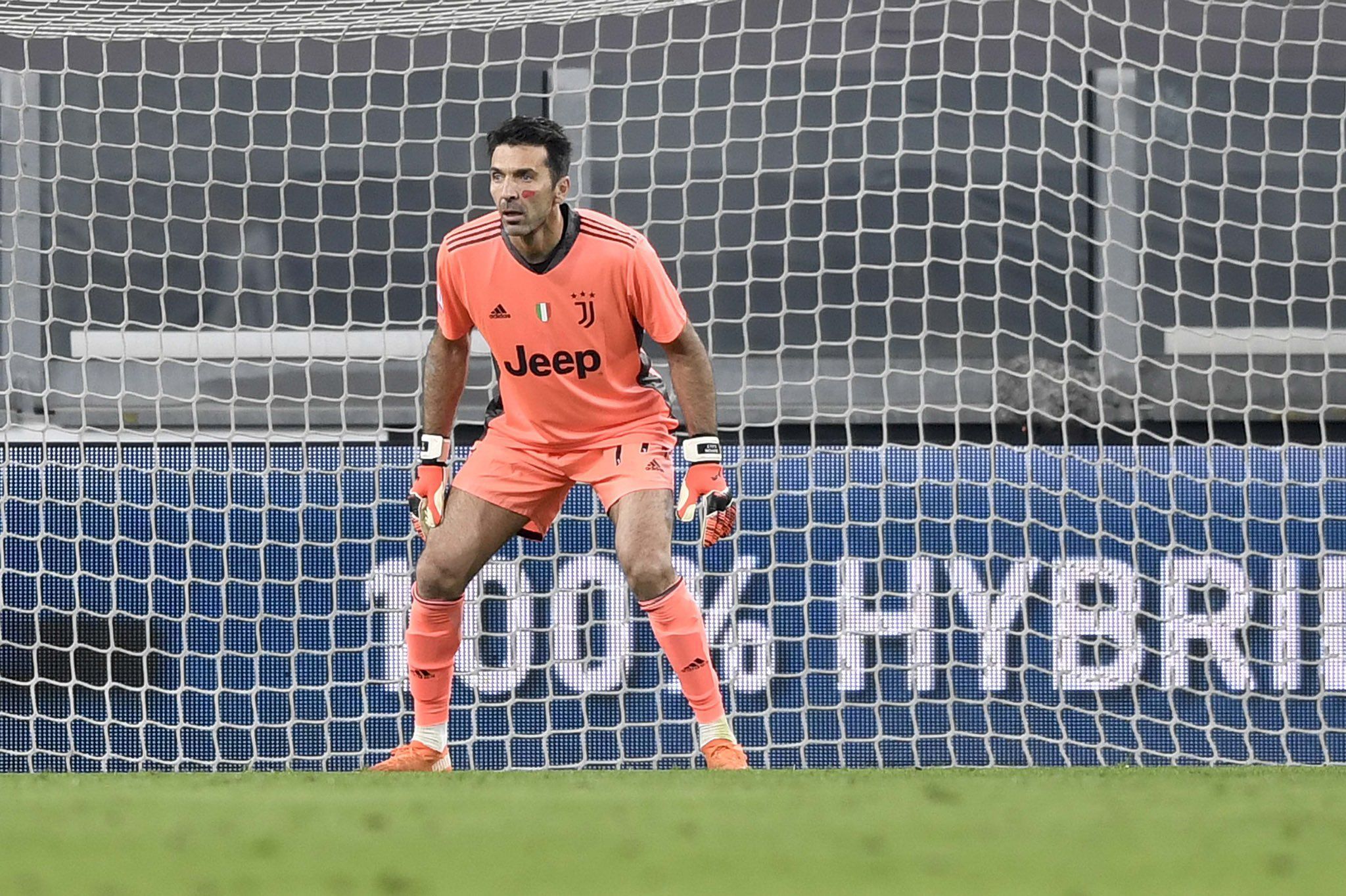 Буффона признали лучшим вратарем всех времен в опросе голкиперов Буффона признали лучшим вратарем всех времен в опросе голкиперов