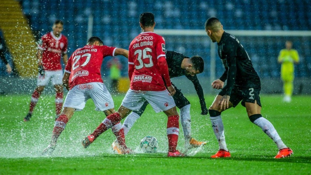 Не газон, а море: как страшный ливень сорвал матч Бенфики – видео Не газон, а море: как страшный ливень сорвал матч Бенфики – видео