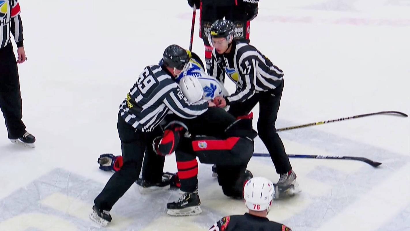 Хоккеисты Сокола и Кременчуга устроили драку во время матча: видео