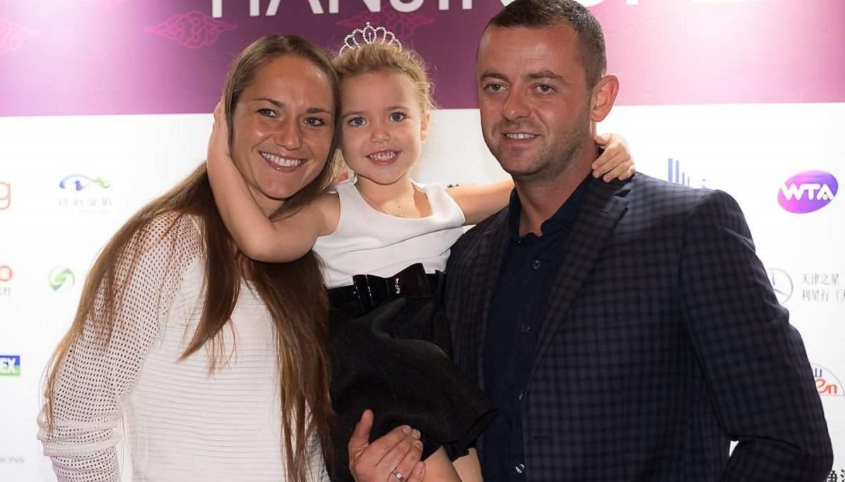 Маленькая дочь теннисистки Бондаренко мило поддержала маму на корте: видео Маленькая дочь теннисистки Бондаренко мило поддержала маму на корте: видео