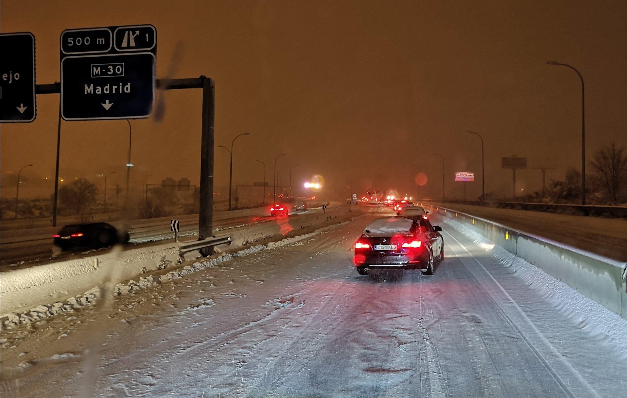 Футболістам в Іспанії довелося витягувати автомобілі, які застрягли на засніженій трасі – відео Футболістам в Іспанії довелося витягувати автомобілі, які застрягли на засніженій трасі – відео