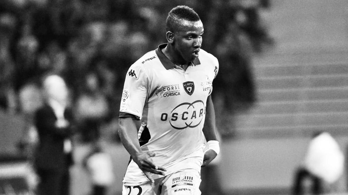 30-летний футболист Кристофер Мабулу умер во время игры