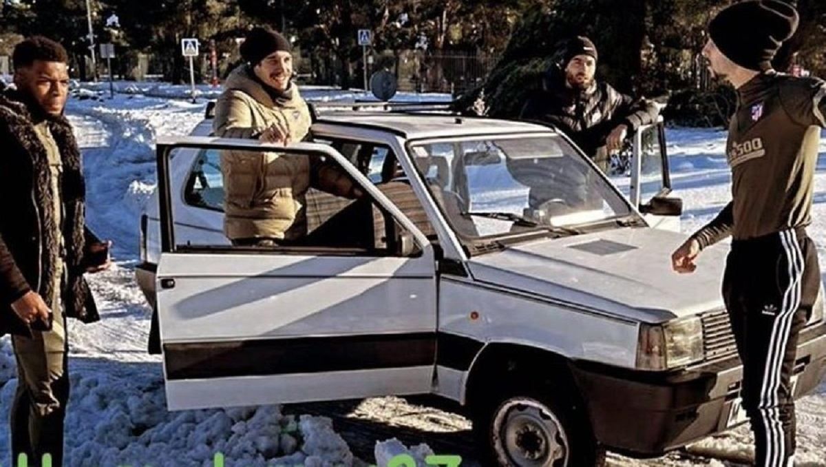 Звезды без комплексов: игроки Атлетико приехали на тренировку на автомобиле 80-х годов – видео