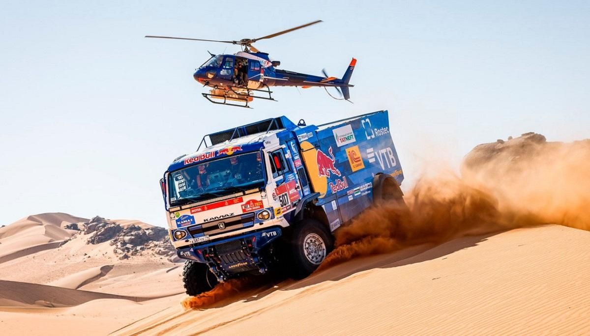 Российские автогонщики врезались в вертолет во время гонок Дакар-2021: курьезное видео Российские автогонщики врезались в вертолет во время гонок Дакар-2021: курьезное видео