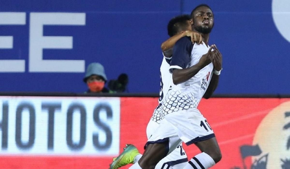 Футболист фантастической техникой положил соперников на "пятую точку" и забил гол: видео Футболист фантастической техникой положил соперников на "пятую точку" и забил гол: видео