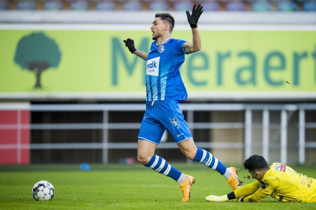 Яремчук заробив пенальті, але Гент програв після голу колишнього гравця Карпат: відео Яремчук заробив пенальті, але Гент програв після голу колишнього гравця Карпат: відео