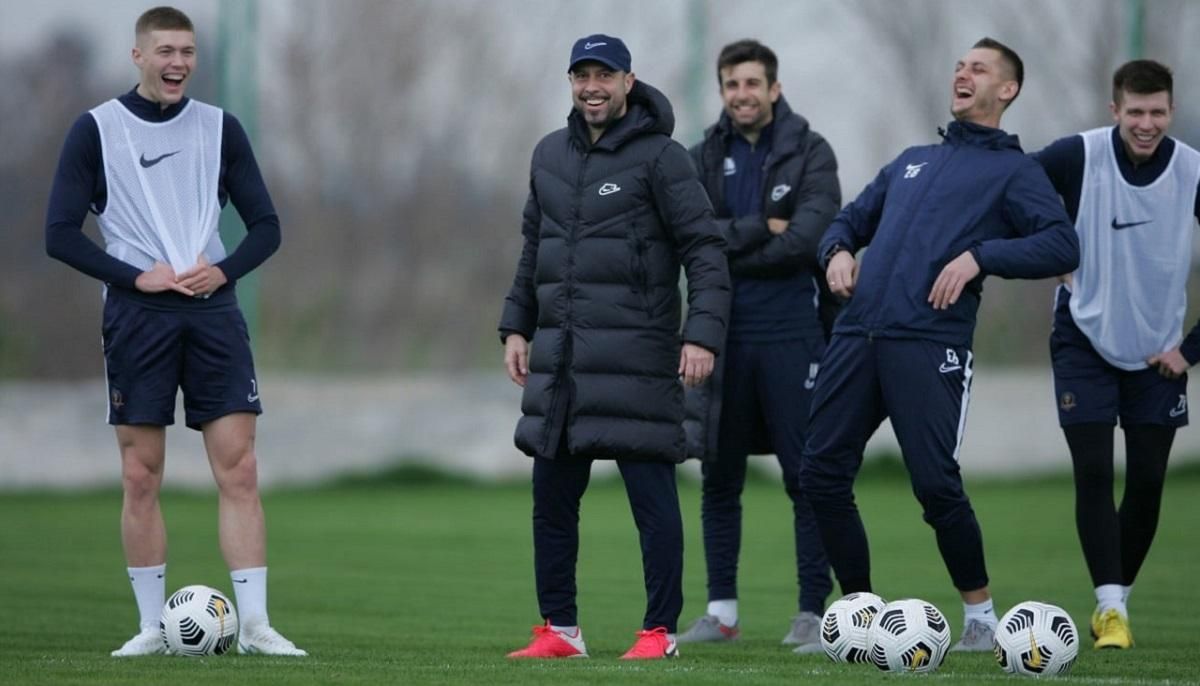 Песенное наказание: как игроки Днепра-1 спели хором из-за поражения в матче – видео Песенное наказание: как игроки Днепра-1 спели хором из-за поражения в матче – видео