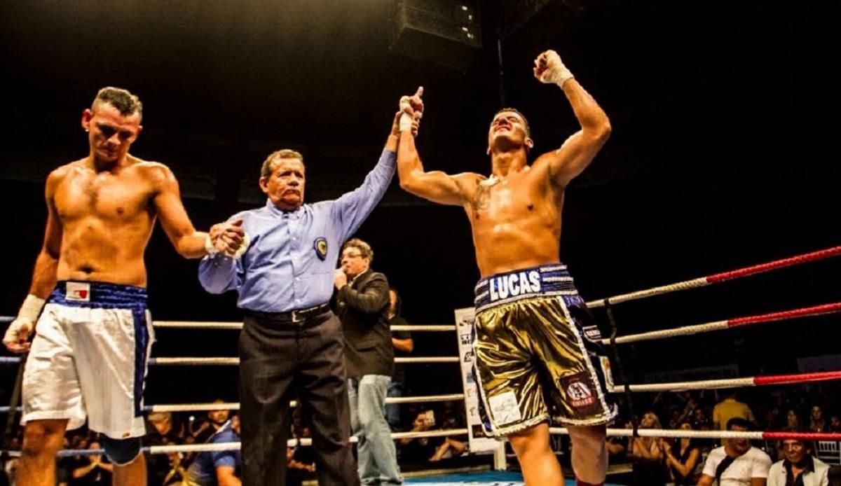 Боксер трижды безжалостно отправлял соперника в нокдаун за несколько секунд: видео Боксер трижды безжалостно отправлял соперника в нокдаун за несколько секунд: видео