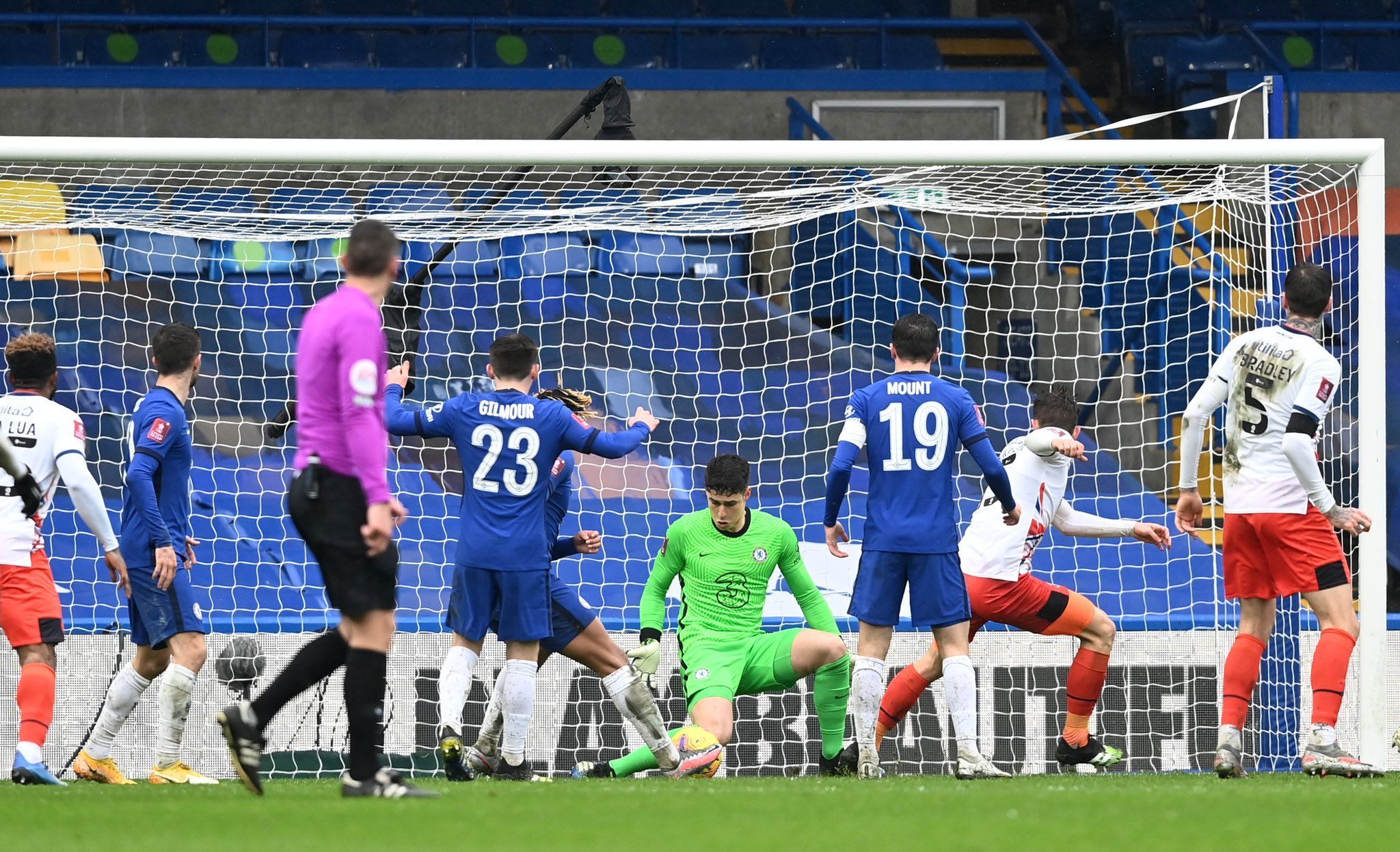 Голкипер Челси пропустил курьезный гол в Кубке Англии: видео Голкипер Челси пропустил курьезный гол в Кубке Англии: видео