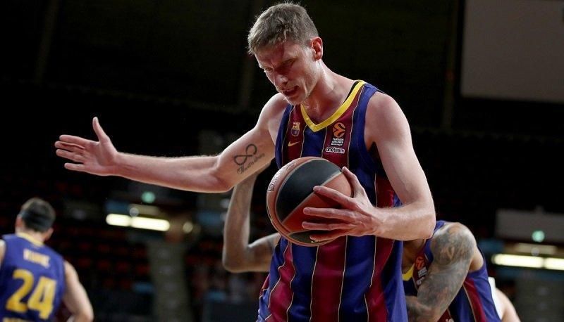 Украинец "повозил" соперников в победном матче Барселоны: видео Украинец "повозил" соперников в победном матче Барселоны: видео