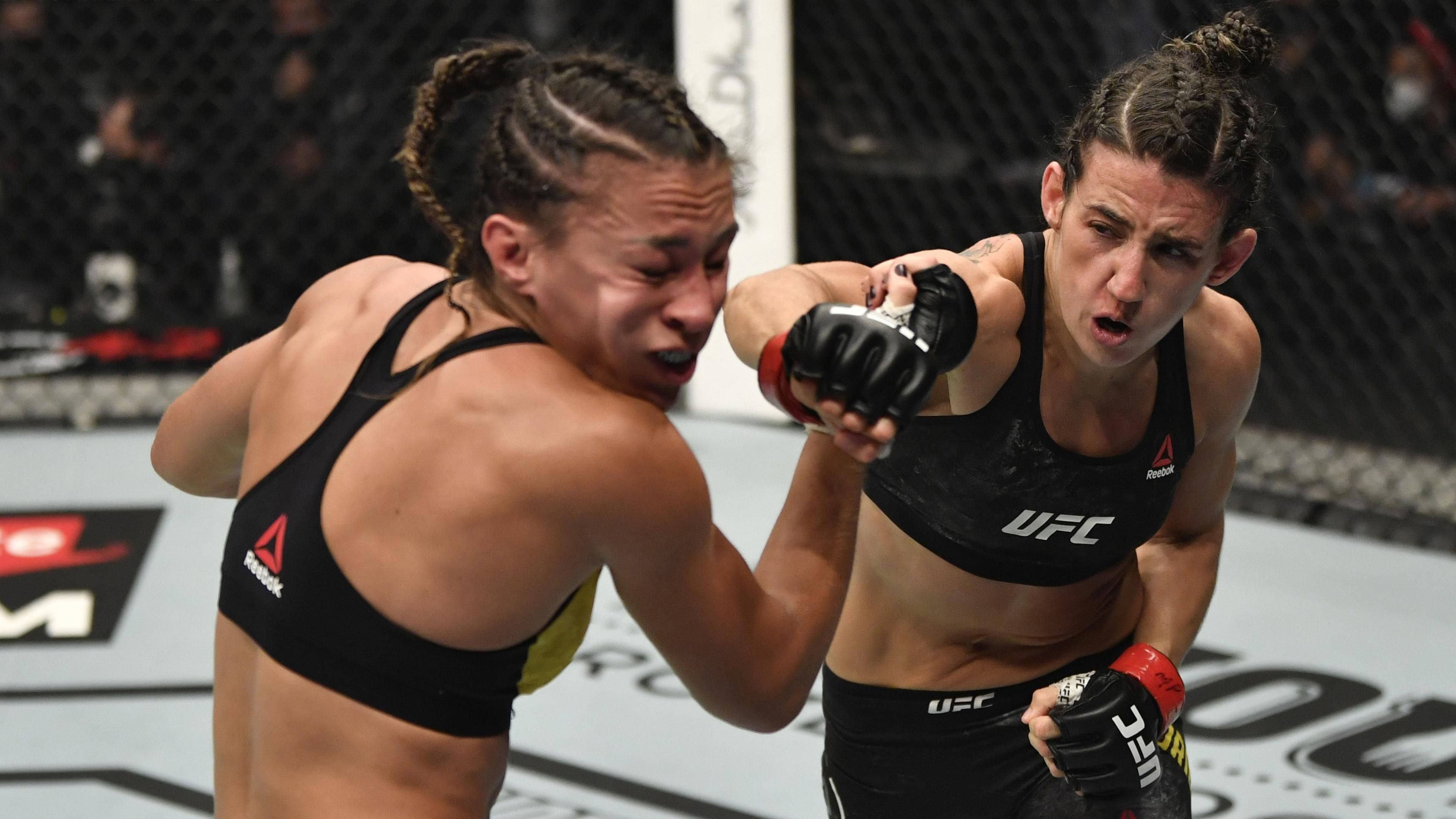 Девушка-боец отправила соперницу в нокаут на UFC 257, но была вынуждена продолжить бой: видео