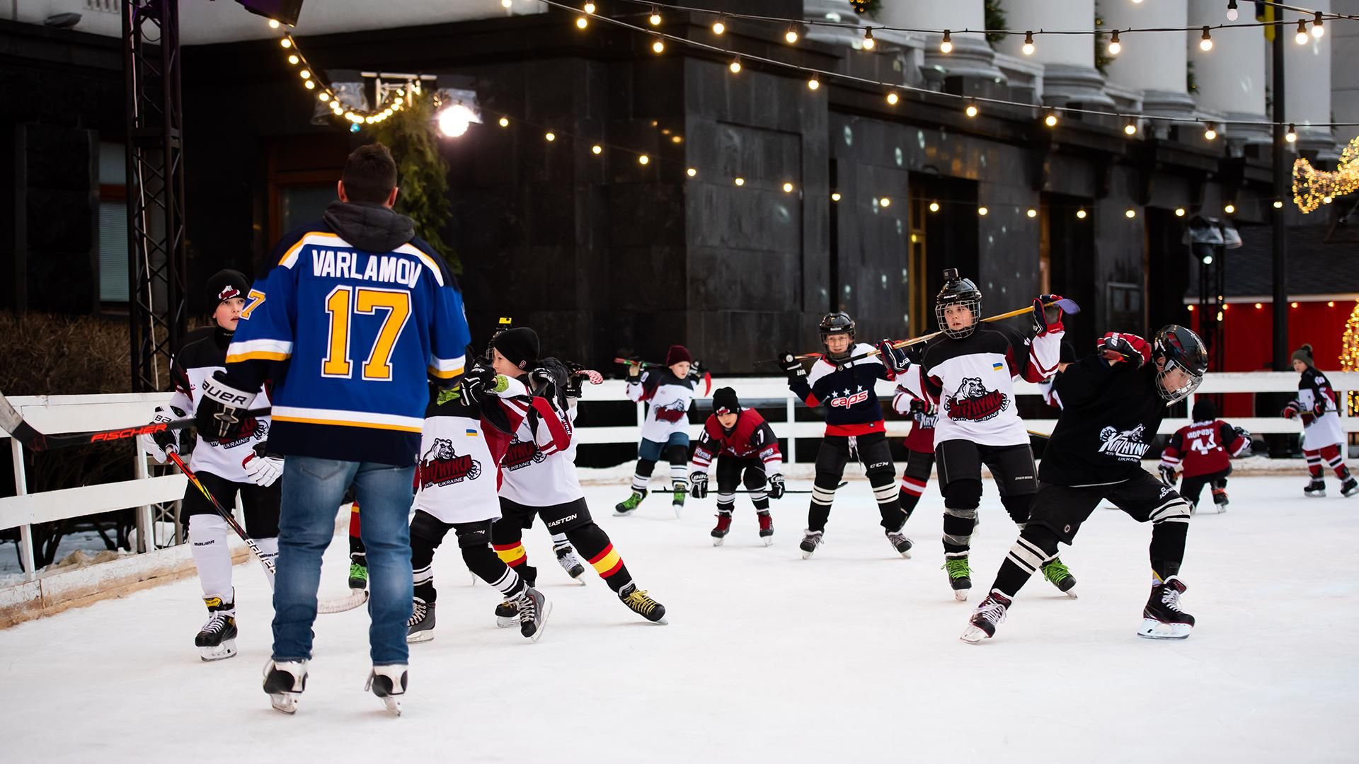 Зірка НХЛ провів тренування з юними хокеїстами на ковзанці просто неба в Києві: фото та відео