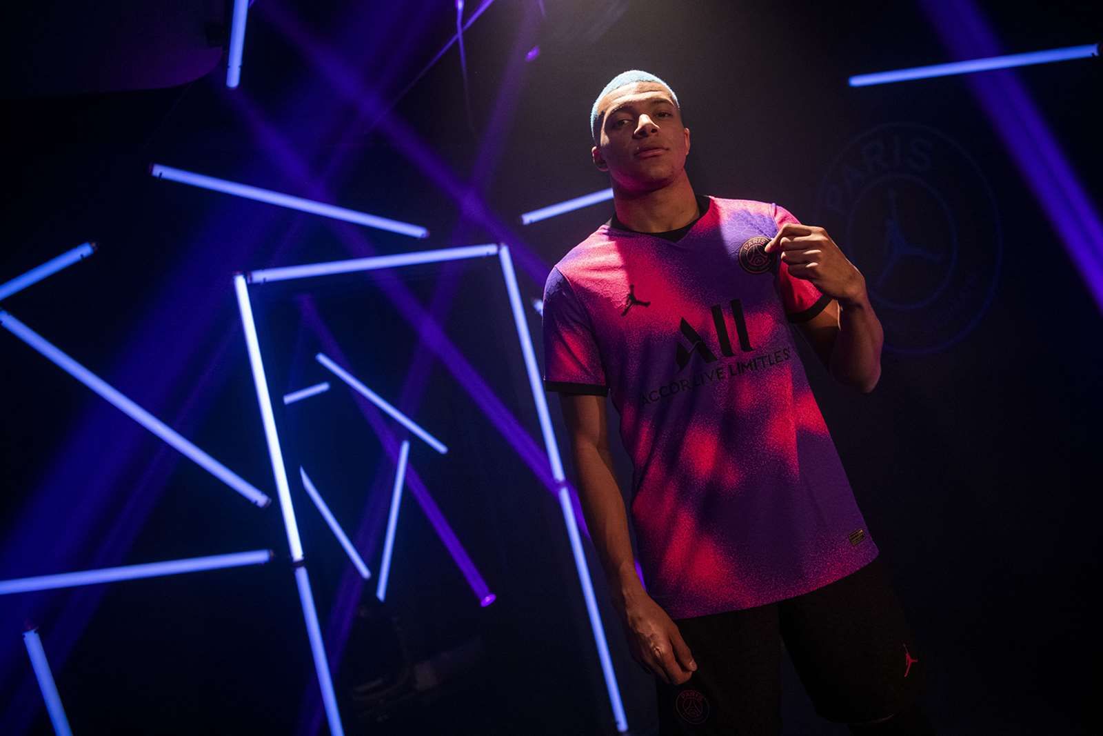 ПСЖ представил космический вариант формы вместе с Джорданом: видео ПСЖ представил космический вариант формы вместе с Джорданом: видео