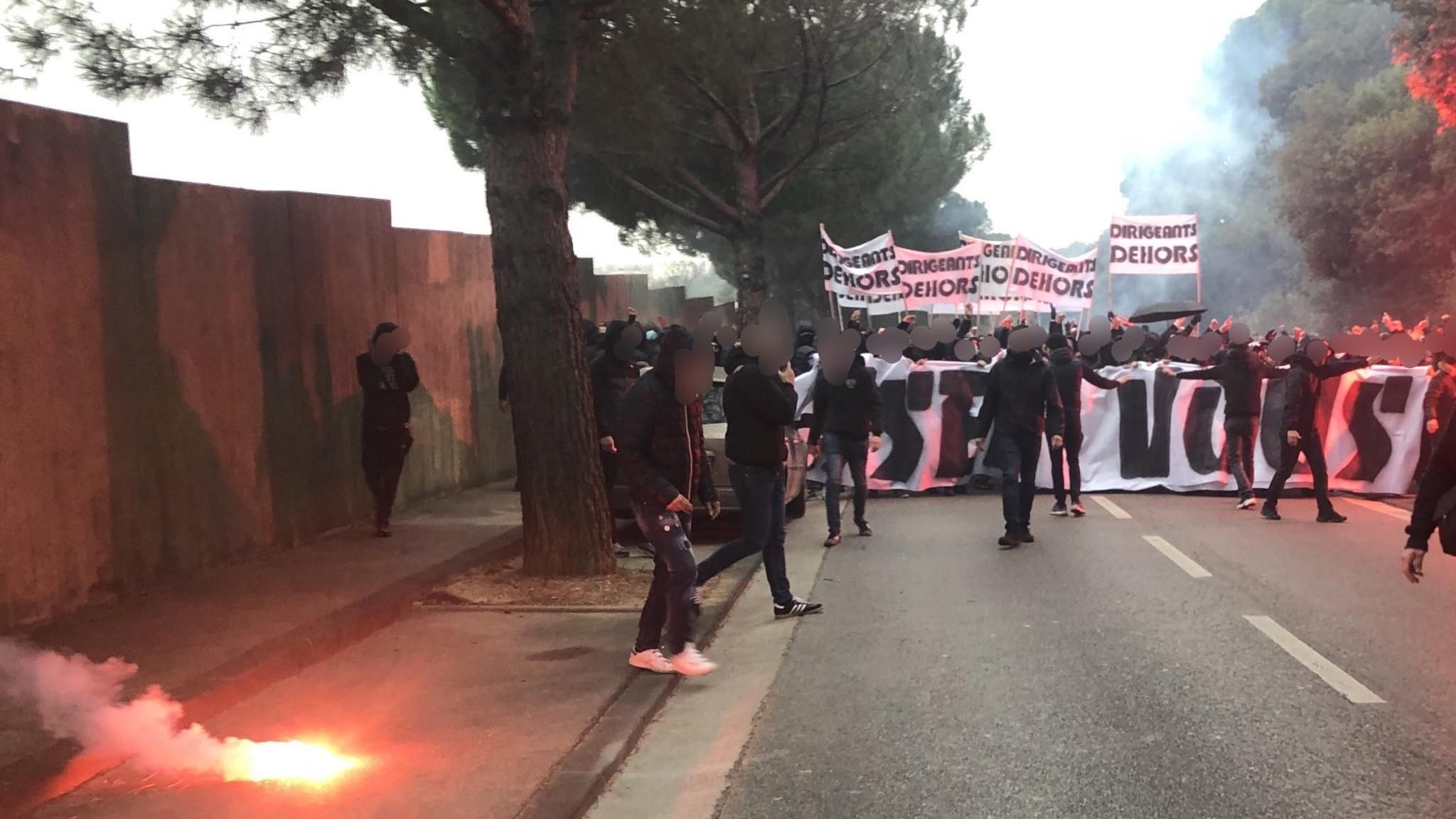 Фанаты Марселя пытаются прорваться на базу клуба, рядом вспыхнул пожар из-за файеров: видео