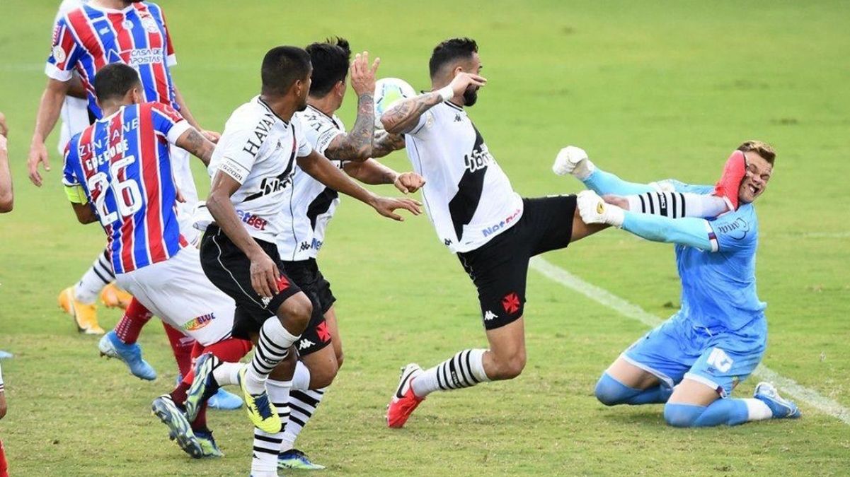 Вратарь получил удар шипами в лицо и не смог продолжить игру: видео шокирующего момента (18+) Вратарь получил удар шипами в лицо и не смог продолжить игру: видео шокирующего момента (18+)