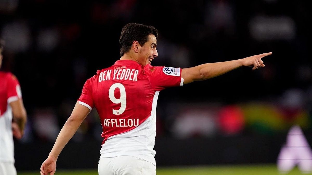 Гравець Монако Бен-Єддер ледь не порвав сітку воріт після штрафного Гравець Монако Бен-Єддер ледь не порвав сітку воріт після штрафного