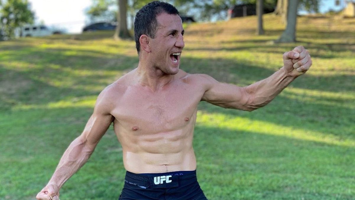 Боец Мераб Двалишвили разбил голову о лед во время ныряния: видео Боец Мераб Двалишвили разбил голову о лед во время ныряния: видео