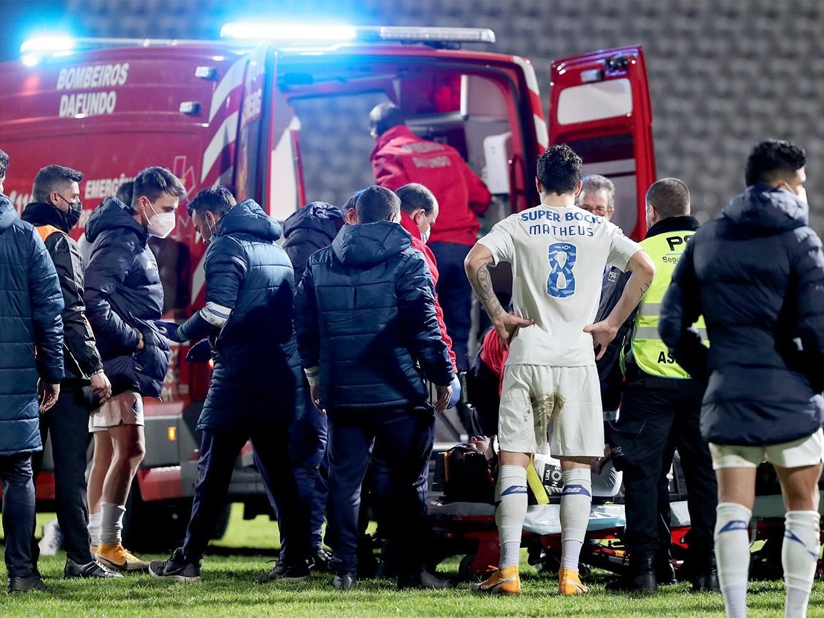 Российский вратарь нокаутировал футболиста Порту: сотрясение и травма спинного мозга – видео