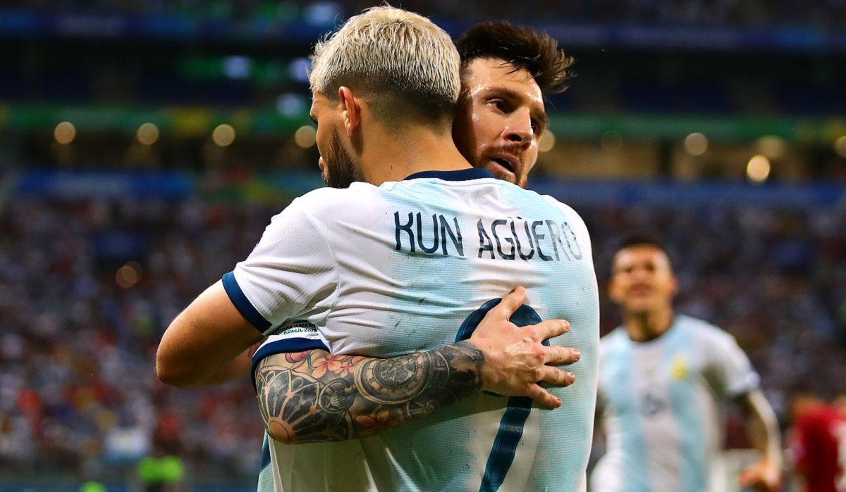 Барселона може купити зіркового форварда МанСіті Агуеро Барселона може купити зіркового форварда МанСіті Агуеро
