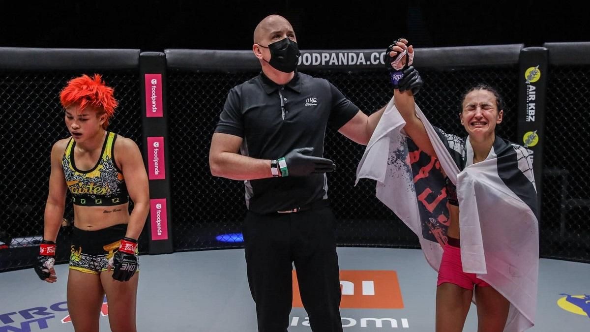 Українка Рассохіна ефектно задушила чемпіонку у своєму дебютному бою